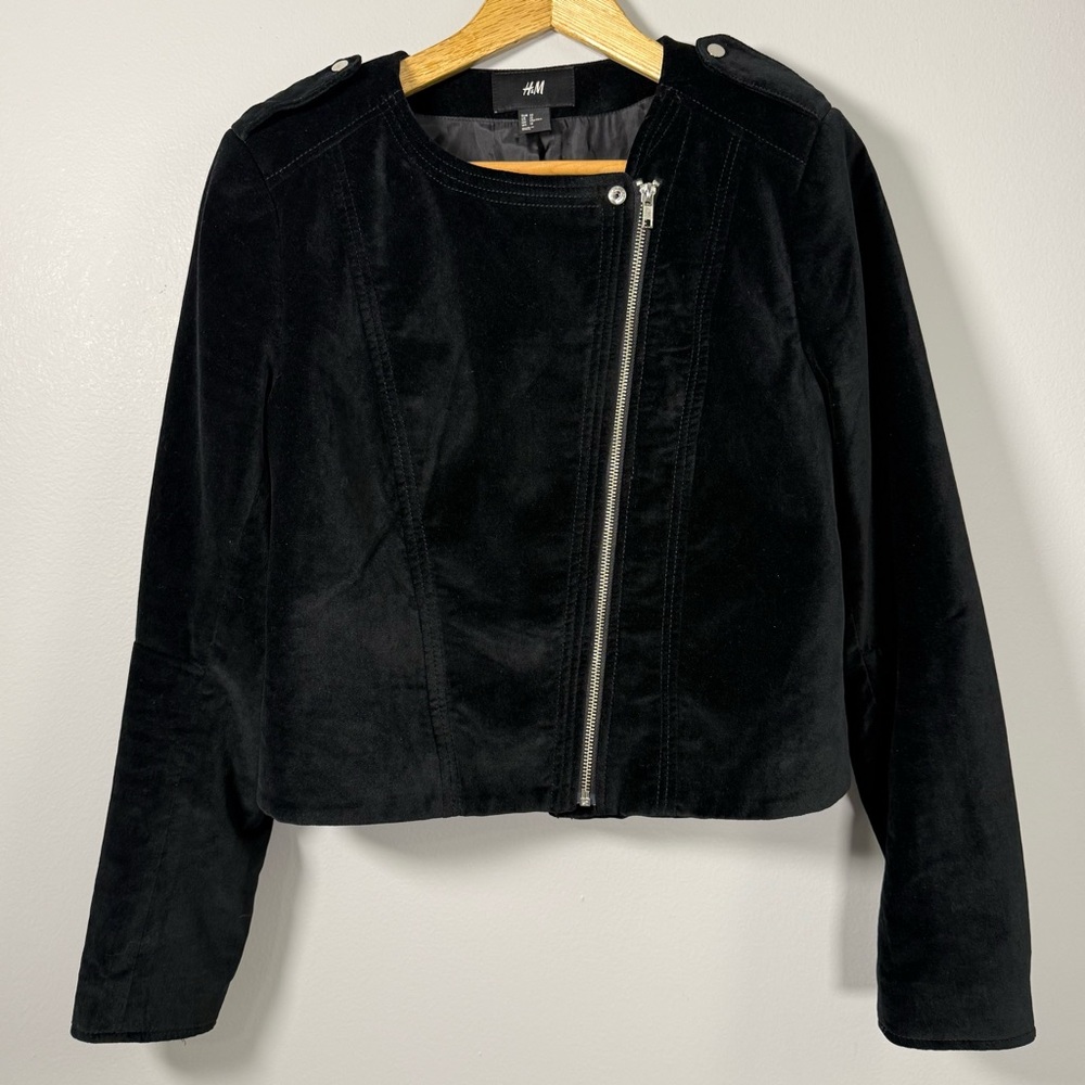 H&M Women’s black velvet jacket Sz 12 asymmetrical zipper short cropped blazer